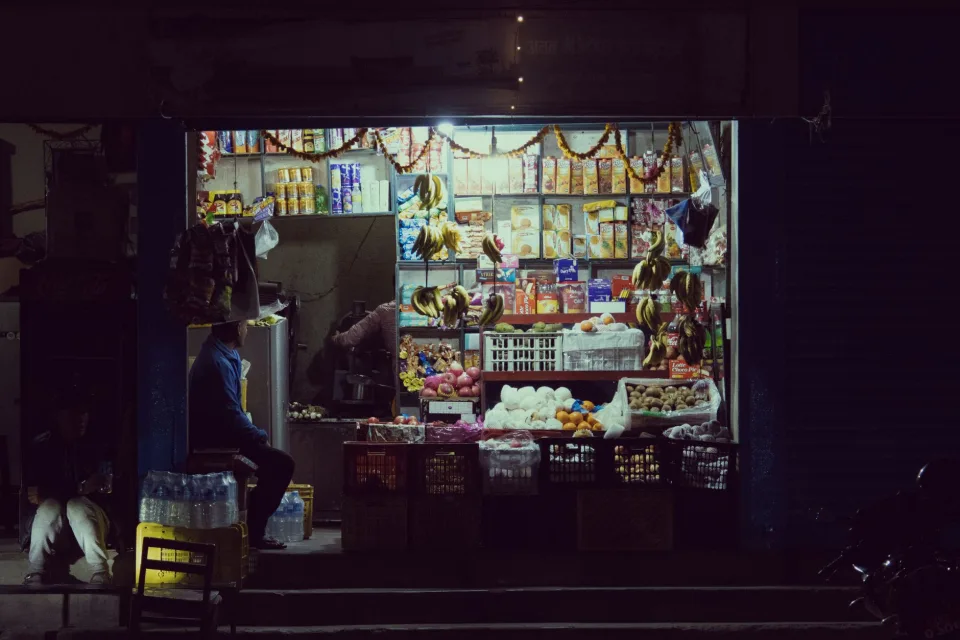 Lối đi giữa hai dãy kệ